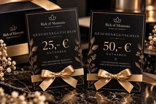 Geschenkgutscheine mit 25 € und 50 € Nennwert, goldfarbene Schleife, Rich of Moments